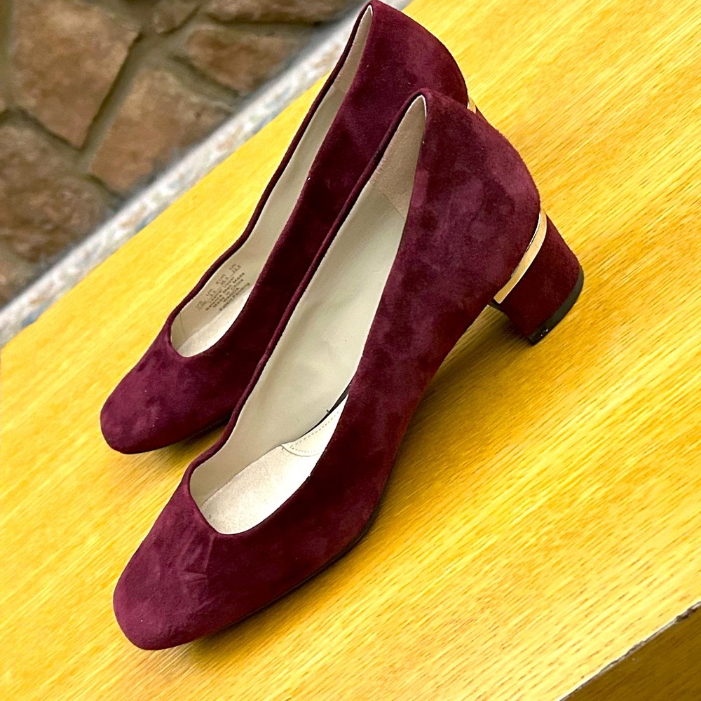 Heels 5.5 M is the size of these beautiful suede like new Naturalizer N5 Comfort